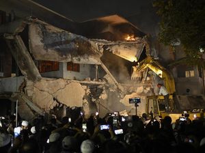 Rumah Bapak Pendiri Bangladesh Hancur Dibakar Massa Rumah Bapak Pendiri Bangladesh Hancur Dibakar Massa