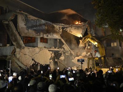 Rumah Bapak Pendiri Bangladesh Hancur Dibakar Massa