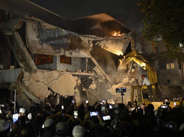 Rumah Bapak Pendiri Bangladesh Hancur Dibakar Massa