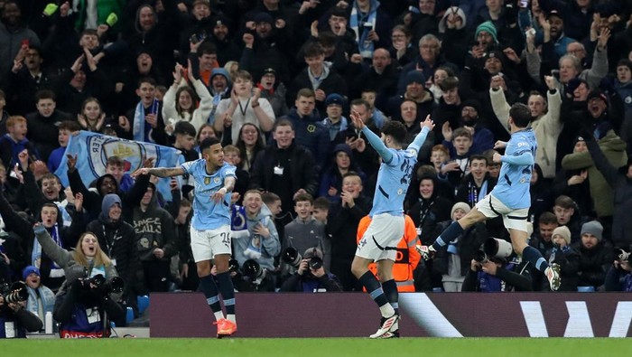 Soccer Football - Champions League - Manchester City v Club Brugge - Etihad Stadium, Manchester, Britain - January 29, 2025 Manchester Citys Josko Gvardiol, Savinho and Bernardo Silva celebrate their second goal, an own goal scored by Club Brugges Joel Ordonez REUTERS/Scott Heppell