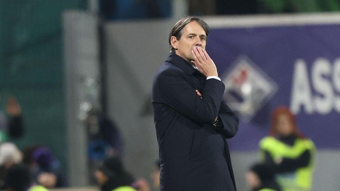 FLORENCE, ITALY - FEBRUARY 6: Simone Inzaghi manager of FC Internazionale looks on during the Serie A match between Fiorentina and FC Internazionale at Stadio Artemio Franchi on February 6, 2025 in Florence, Italy. (Photo by Gabriele Maltinti/Getty Images)