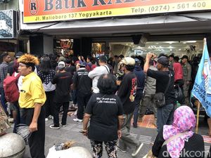Tegang! Pedagang Eks TM 2 Paksa Jualan di Pedestrian, Aparat Turun Tangan