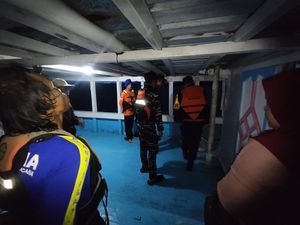 KM Nuraila Patah Kemudi di Laut Selayar, 18 Orang Dievakuasi dengan Selamat KM Nuraila Patah Kemudi di Laut Selayar, 18 Orang Dievakuasi dengan Selamat