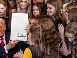 Trump Larang Atlet Transgender di Olahraga Perempuan