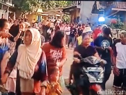 Ratusan Warga Cihurang Turun ke Jalan Tolak Kepulangan Samson