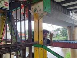 Panjat JPO Kalibata demi Nyeberang Sungai, Warga Merasa Ikut Benteng Takeshi