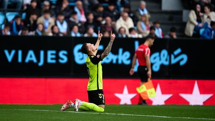 VIGO, SPAIN - FEBRUARY 08: Antony dos Santos of Real Betis celebrates after scoring their sides first goal during the LaLiga match between RC Celta de Vigo and Real Betis Balompie at Estadio Balaidos on February 08, 2025 in Vigo, Spain. (Photo by Bruno Penas/Quality Sport Images/Getty Images)