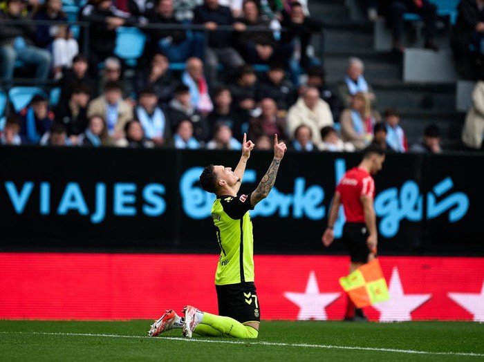VIGO, SPAIN - FEBRUARY 08: Antony dos Santos of Real Betis celebrates after scoring their side's first goal during the LaLiga match between RC Celta de Vigo and Real Betis Balompie at Estadio Balaidos on February 08, 2025 in Vigo, Spain. (Photo by Bruno Penas/Quality Sport Images/Getty Images)