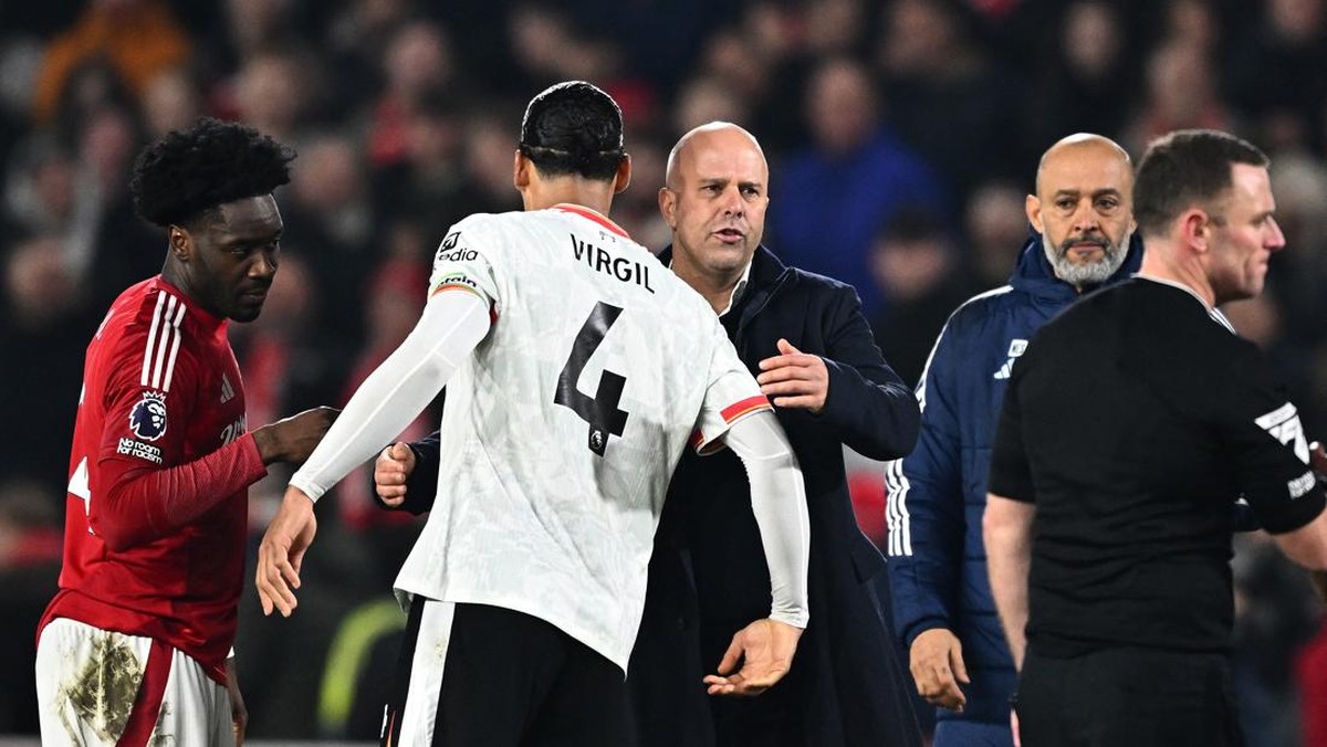 Arne Slot berharap Virgil van Dijk bertahan lebih lama di Liverpool (REUTERS/Dylan Martinez)