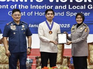 Polwan Atase Polri Terima Penghargaan dari Kepala Kepolisian Filipina Polwan Atase Polri Terima Penghargaan dari Kepala Kepolisian Filipina