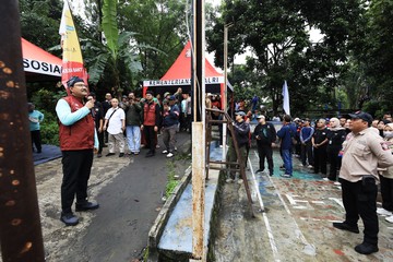 Mensos dan Komeng Bersatu Padu, Bersihkan Sungai Cikole yang Tercemar