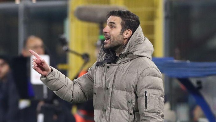 Cesc Fabregas COMO, ITALY - FEBRUARY 07: Como 1907 coach Cesc Fabregas issues instructions to his players during the Serie A match between Como 1907 and Juventus at Stadio G. Sinigaglia on February 07, 2025 in Como, Italy. (Photo by Marco Luzzani/Getty Images)