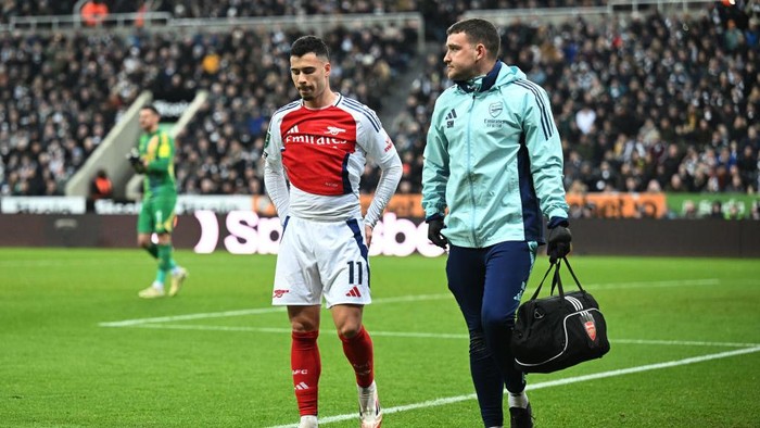 NEWCASTLE UPON TYNE, ENGLAND - FEBRUARY 05: Gabriel Martinelli of Arsenal leaves the pitch following injury alongside Simon Murphy, Head Physiotherapist of Arsenal during the Carabao Cup Semi Final Second Leg match between Newcastle United and Arsenal at St James Park on February 05, 2025 in Newcastle upon Tyne, England. (Photo by Stuart MacFarlane/Arsenal FC via Getty Images)