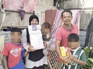 Haru! Pria Disabilitas Ini Mengais Makanan Kedaluwarsa Sisa Supermarket