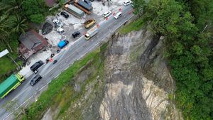 Hati-hati! Jalan Raya Padang-Bukittinggi Longsor