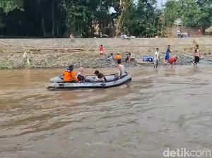 Perahu Karet Bantu Warga dan Antar Ibu Hamil di Probolinggo