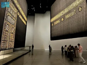 Melihat dari Dekat Keindahan Kiswah Kabah di Islamic Arts Biennale 2025