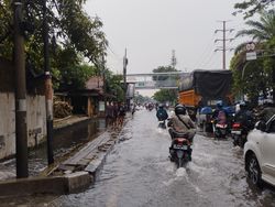 Video Genangan Air Ganggu Lalu Lintas Daan Mogot-Puri Kembangan Jakbar