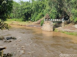 Akses Terputus, Jembatan Darurat Baja WF Dibangun di Desa Seboro Probolinggo