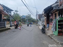 Kabel Menjuntai di Jalan Ciandam Sukabumi Mengancam Pengendara