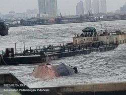 Penampakan Tongkang Hanyut dan Tugboat Terbalik di Jakut