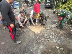 Kapolsek Somba Opu Gotong Royong Perbaiki Jalan Rusak Bareng Warga
