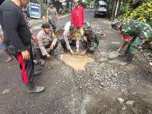 Kapolsek Somba Opu Gotong Royong Perbaiki Jalan Rusak Bareng Warga Kapolsek Somba Opu Gotong Royong Perbaiki Jalan Rusak Bareng Warga
