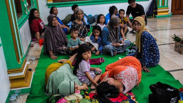 Korban Banjir Cimanggung Serang Ngungsi di Masjid