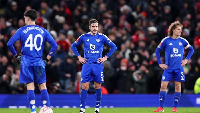 MANCHESTER, ENGLAND - FEBRUARY 7: Dejected players of Leicester City during the Emirates FA Cup Fourth Round match between Manchester United and Leicester City at Old Trafford on February 7, 2025 in Manchester, England. (Photo by Robbie Jay Barratt - AMA/Getty Images)