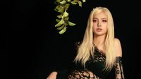 Gaya Seksi Lisa BLACKPINK di Video Klip Born Again Bareng Doja Cat dan RAYE