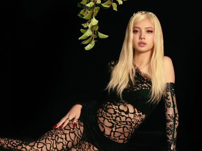 Lisa BLACKPINK di Video Klip Born Again Lisa BLACKPINK, Doja Cat dan Raye di Video Klip Born Again.