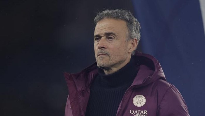 PARIS, FRANCE - FEBRUARY 07: Head coach of Paris Saint-Germain Luis Enrique poses with his contract extension jersey prior to the French Ligue 1 (L1) soccer match between Paris Saint-Germain (PSG) and AS Monaco at Parc des Princes stadium in Paris, France on February 07, 2025. (Photo by Mustafa Yalcin/Anadolu via Getty Images)