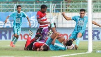 Tidak ada gol yang tercipta. Pertandingan Madura United melawan PSBS tuntas dengan skor 0-0. 