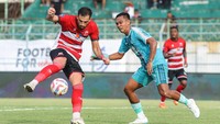 Laga Madura United vs PSBS berlangsung di Stadion Gelora Bangkalan, Sabtu (8/2/2025).
