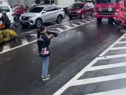 Mahasiswi di Makassar Orasi Sendiri di Jalanan Kritik Kebijakan Penjualan LPG