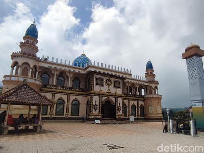 Melihat Keindahan Masjid di Tepian Danau Beratan Bali