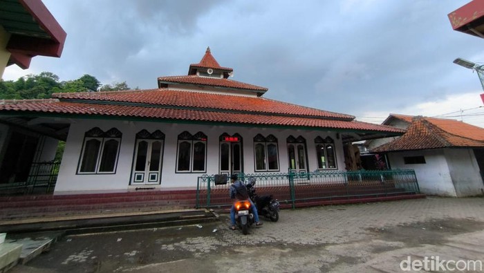 Masjid di Cirebon tempat umat Muslim melaksanakan sholat