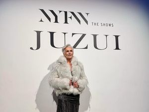 Ibu Elon Musk, Maye Musk, Eksis Jadi Model New York Fashion Week di Usia 74 Ibu Elon Musk, Maye Musk, Eksis Jadi Model New York Fashion Week di Usia 74