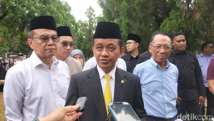 menteri-esdm-bahlil-lahadalia-mengenang-eks-menteri-esdm-periode-2009-2011-darwin-zahedy-saleh-sebagai-sosok-yang-bersahaja-de_169.jpeg?w=700&q=90