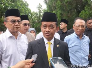 Bahlil Kenang Darwin Zahedy: Seluruh Pegawai Nyanyikan Mars ESDM Ciptaannya Bahlil Kenang Darwin Zahedy: Seluruh Pegawai Nyanyikan Mars ESDM Ciptaannya