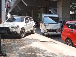 Mobil Boks Tabrak Kendaraan SUV di Palembang hingga ke Trotoar