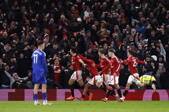 MU vs Leicester Soccer Football - FA Cup - Fourth Round - Manchester United v Leicester City - Old Trafford, Manchester, Britain - February 7, 2025 Manchester United's Harry Maguire celebrates scoring their second goal with teammates Action Images via Reuters/Jason Cairnduff