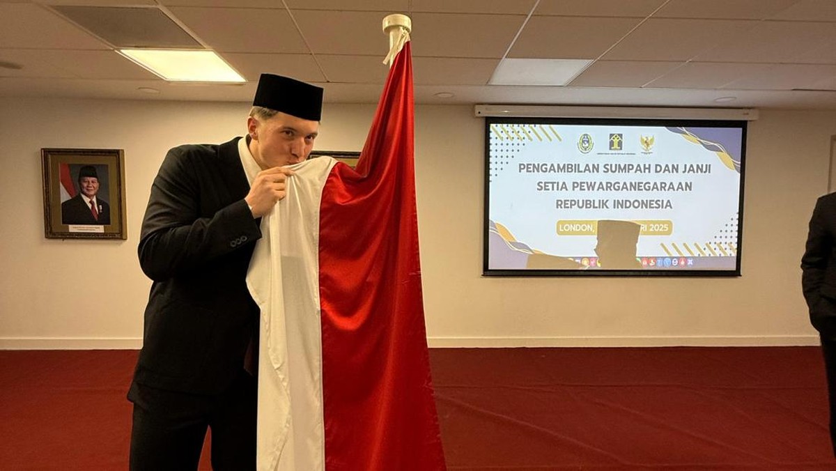 Mome Ole Romeny cium bendera Indonesia. (Foto: dok. PSSI)