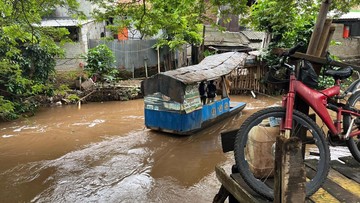 Petualangan Menyeberangi Kali Pesanggrahan dengan Perahu Eretan yang Menantang