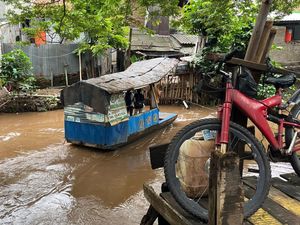 Melihat Jasa Penyeberangan Perahu Eretan di Kali Pesanggrahan