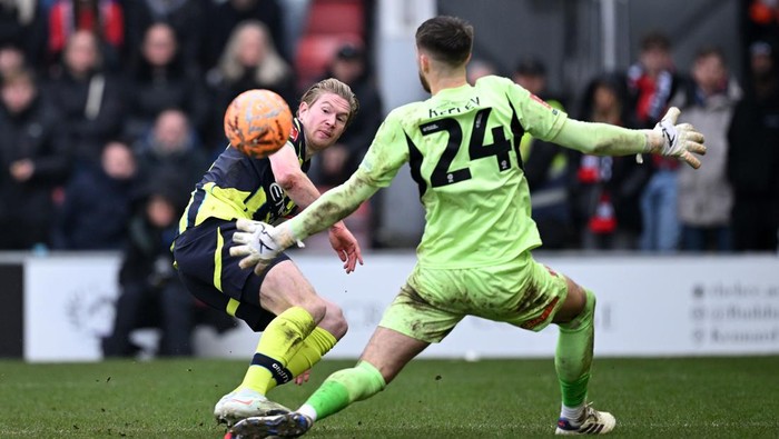 LONDON, ENGLAND - FEBRUARY 08: Kevin De Bruyne of Manchester City scores his teams second goal past Josh Keeley of Leyton Orient during the Emirates FA Cup Fourth Round match between Leyton Orient and Manchester City at Gaughan Group Stadium on February 08, 2025 in London, England. (Photo by Justin Setterfield/Getty Images)