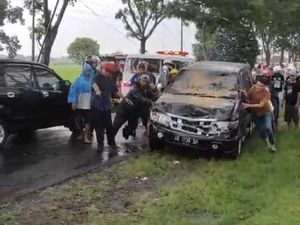 Panther Isi 4 Orang Sekeluarga Remuk Tertimpa Pohon di Karanganyar Panther Isi 4 Orang Sekeluarga Remuk Tertimpa Pohon di Karanganyar