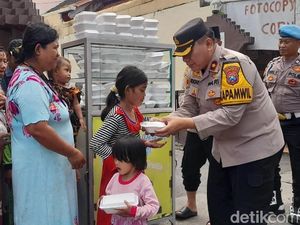 Polisi Sidoarjo Bagikan Makanan Gratis untuk Warga Polisi Sidoarjo Bagikan Makanan Gratis untuk Warga