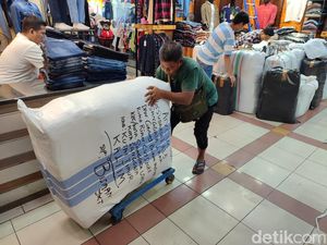 Tiap Hari Angkut Barang Puluhan Kilo, Segini Upah Porter di Pasar Tanah Abang Tiap Hari Angkut Barang Puluhan Kilo, Segini Upah Porter di Pasar Tanah Abang