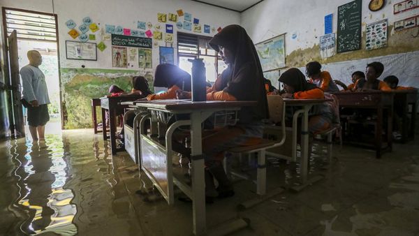 Potret Siswa SDN Eretan Serang Belajar di Tengah Banjir